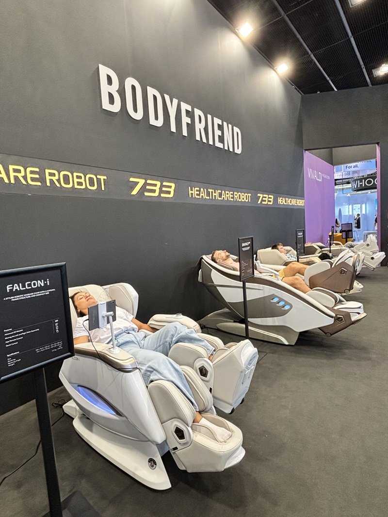 ‘국제가전박람회(IFA) 2025’ 피트니스 앤 디지털 헬스홀에 마련한 바디프랜드 부스에서 제품 체험을 하고 있는 현지 고객들. 사진제공|바디프랜드