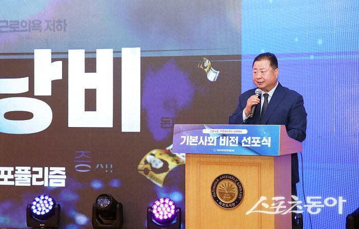 김경일 파주시장겸 기본사회지방정부협의회 회장은 지난 8일 국회도서관 대강당에서 ‘기본사회 비전 선포식’을 하고 있다. 사진제공ㅣ파주시 