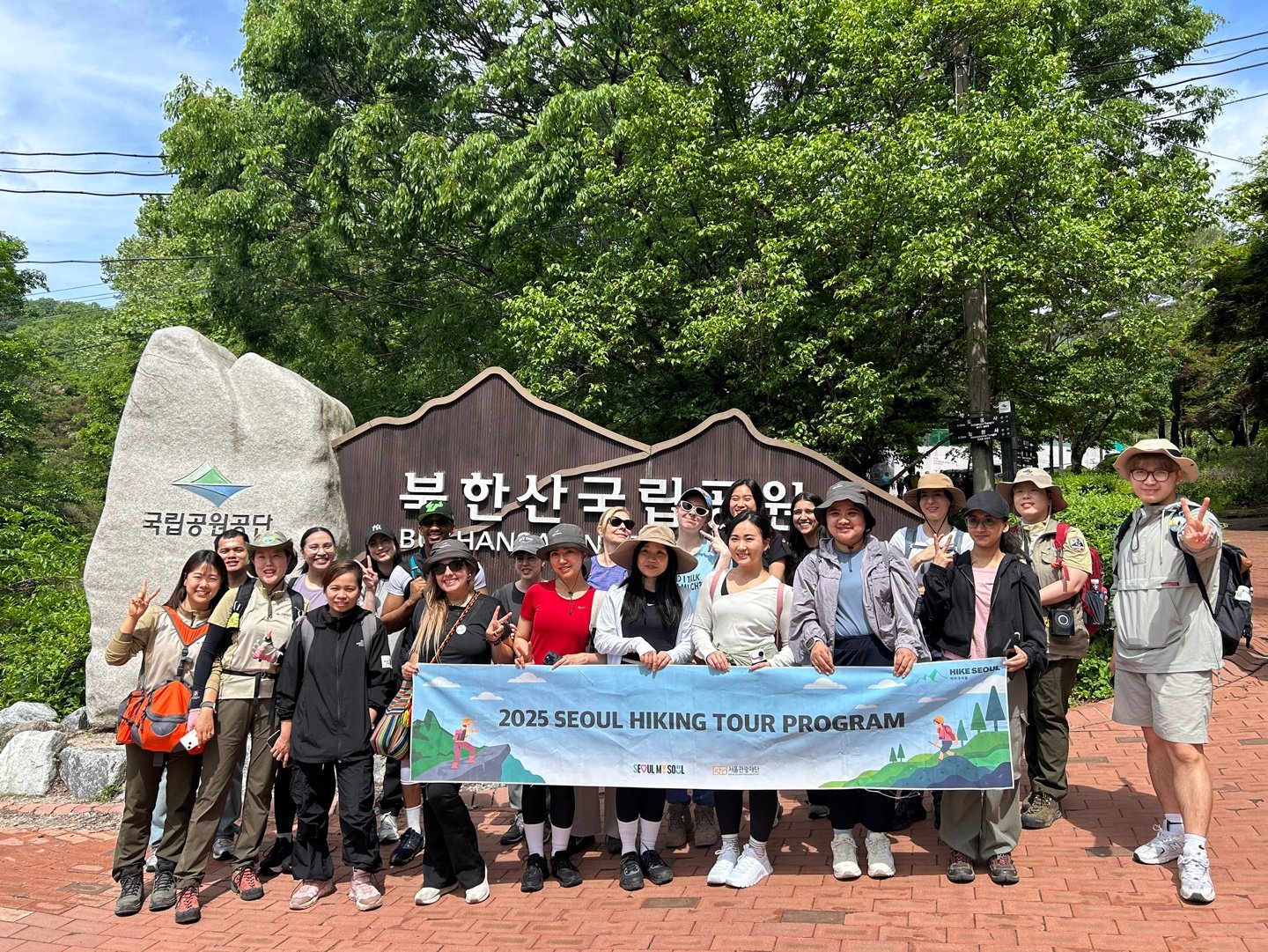 도봉산 마당바위 코스 종료 후 기념 사진을 촬영하고 있는 관광객들