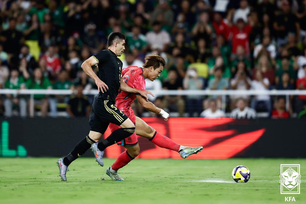 한국축구대표팀 공격수 오현규(뒤)가 (한국시간) 미국 테네시주 내슈빌의 지오디스파크에서 열린 멕시코와 친선경기 전반 19분 상대 수비와 경합을 이겨내고 슛을 날리고 있다. 한국은 멕시코의 초반 전방 압박을 이겨내고 대등하게 맞섰지만, 전반 22분 히메네스에게 실점해 0-1로 전반을 마쳤다. 사진제공│대한축구협회