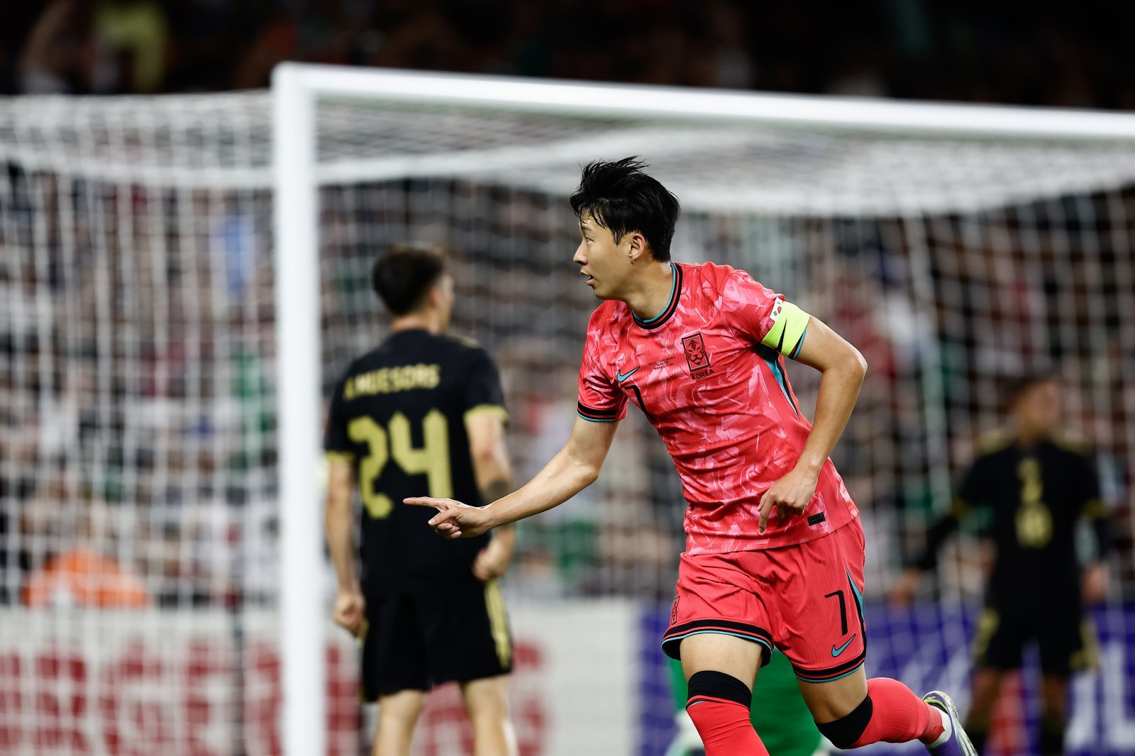 한국축구대표팀 주장 손흥민(앞)이 10일(한국시간) 미국 테네시주 내슈빌의 지오디스파크에서 열린 멕시코와 친선경기에서 0-1로 뒤진 후반 20분 동점골을 터트린 뒤 기뻐하고 있다. 이날 한국 역대 A매치 최다 출장 공동 1위(136회)에 이름을 올린 그는 자축포까지 터트리며 기쁨을 더했다. 경기는 2-2 무승부로 끝났다. 사진제공│대한축구협회