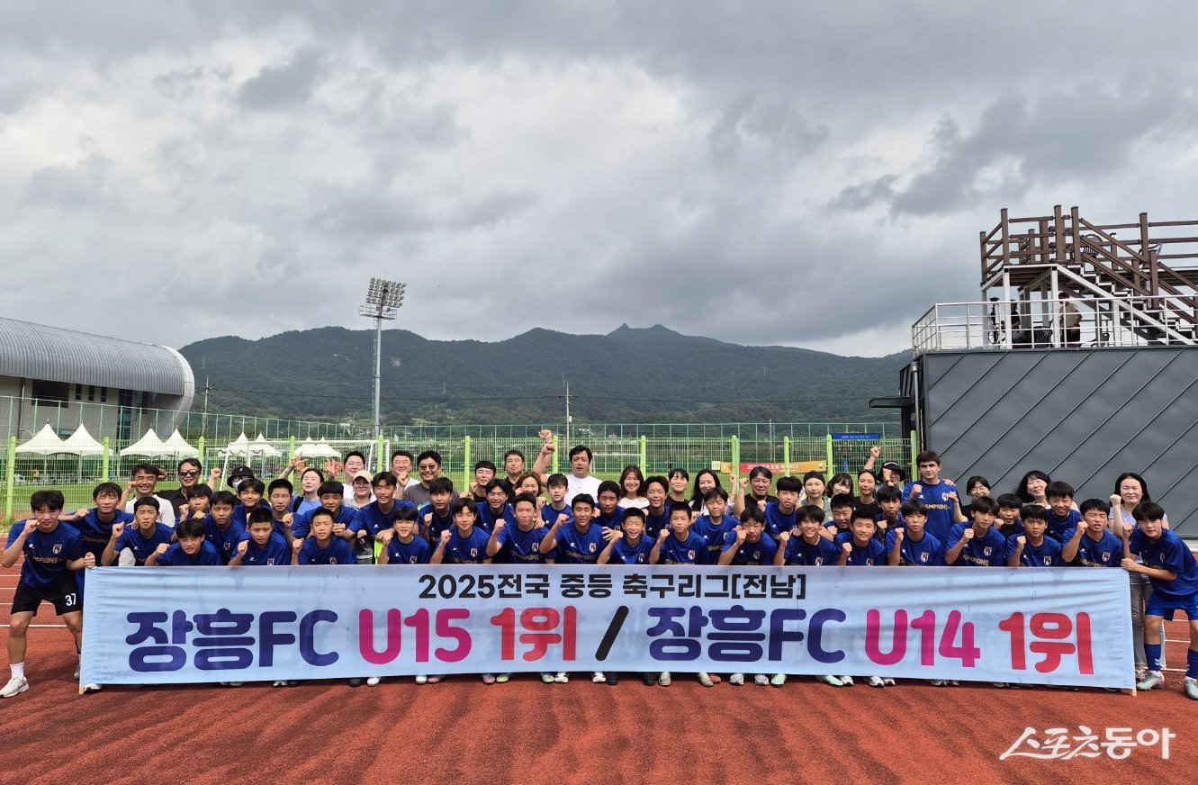 장흥FC가 지난 3월부터 전남 벌교스포츠센터에서 열린 ‘2025 전국 중등 축구리그 전남권역 리그대회’에서 고학년부와 저학년부 1위를 모두 석권했다. 사진제공=장흥군