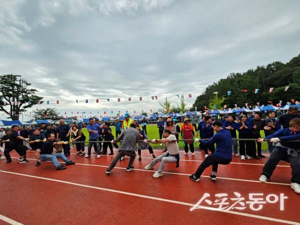 상주시가 9일 제16회 사벌국면민 화합 체육대회에서 줄다리기를 하고 있는 모습. 사진제공ㅣ상주시