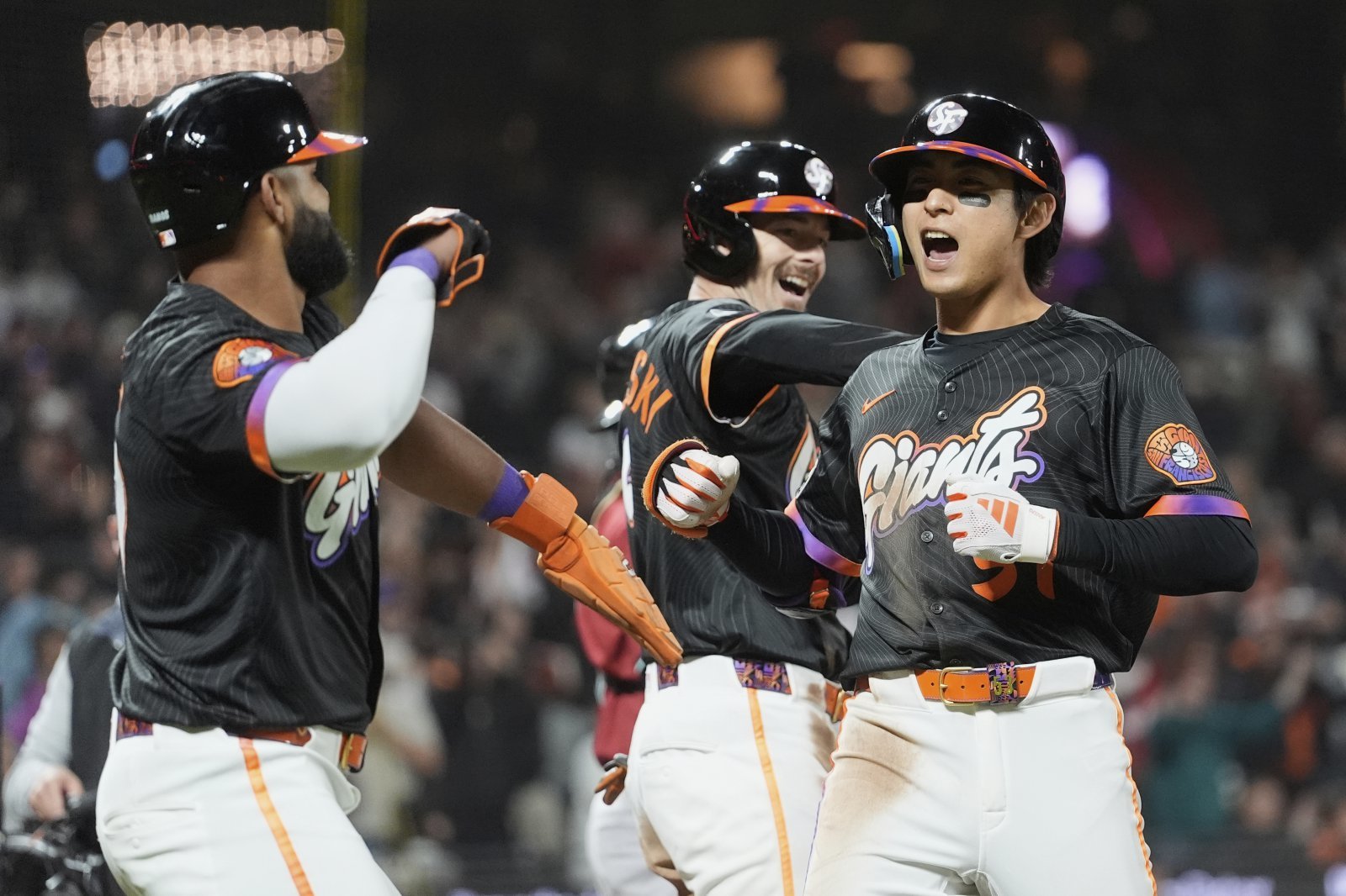 샌프란시스코 이정후(오른쪽)는 10일(한국시간) 오라클파크에서 열린 ‘2025 MLB’ 애리조나전에서 6번타자 중견수로 선발출전해 3타수 1안타를 기록했다. 팀은 타격감을 끌어올린 이정후를 앞세워 가을경쟁에 불을 지펴본다.|AP뉴시스