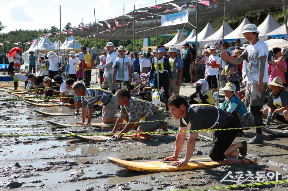 지난해 열린 보성벌교 갯뻘축제에서 열린 뻘배대회. 사진제공=보성군