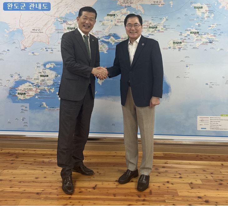 전남 완도군이 지난 4일부터 5일까지 이틀간 일본 대도시와 교류 및 협력을 확대하고자 정책 간담회, 현장 시찰 등을 진행했다. 왼쪽 홍만표 박사, 오른쪽 신우철 군수. 사진제공 ㅣ 완도군청