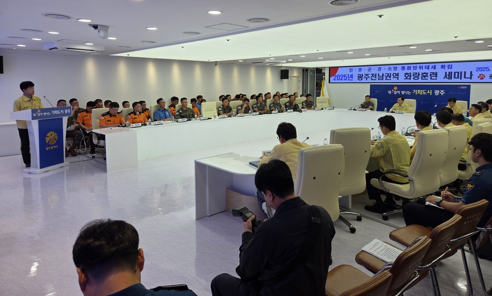 고광완 광주시 행정부시장이 10일 오전 시청 충무시설에서 열린 ‘2025 화랑훈련 세미나’에 참석해 안보역량 강화를 위한 방안 등을 논의하고 있다. 사진제공=광주광역시