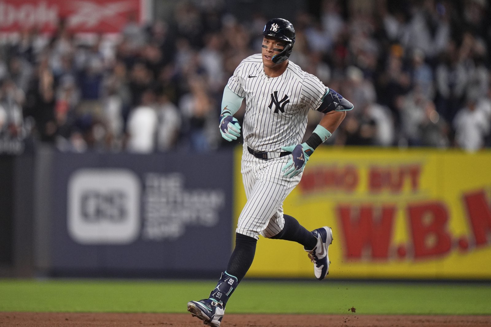 뉴욕 양키스 애런 저지가 10일(한국시간) 양키스타디움에서 열린 디트로이트 타이거즈와 홈경기에서 1회초 홈런을 쳐낸 뒤 그라운드를 돌고 있다. 이 홈런으로 통산 359번째 아치를 그린 저지는 요기 베라를 제치고 양키스 프랜차이즈 홈런 단독 5위에 이름을 올렸다. 뉴욕｜AP뉴시스