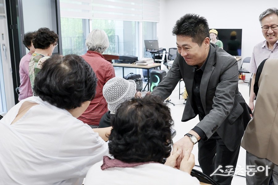 김정헌 중구청장이 경로당 주치의 사업이 열리는 현장을 찾아 지역 어르신들과 소통했다. 사진제공｜인천 중구청