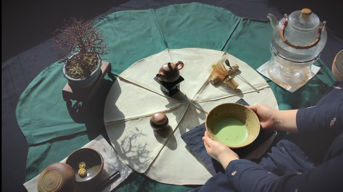 음료는 물론 디저트, 주류, 간식에 패션까지 ‘그린 돌풍’이 불고 있다. 돌풍의 주인공은 가루 녹차인 말차. 녹차에 비해 진한 감칠맛, 깊은 색, 풍부한 영양을 지녀 전 세대로부터 사랑 받고 있다.   사진출처 ｜ 유튜브 채널 호다