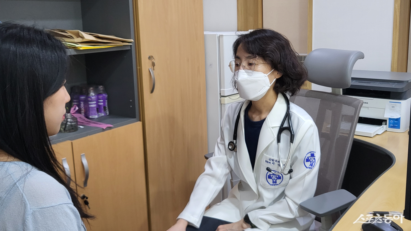 온병원 감염병센터 이진영 감염내과 과장이 외래환자를 진료하는 모습. (사진제공=온병원)