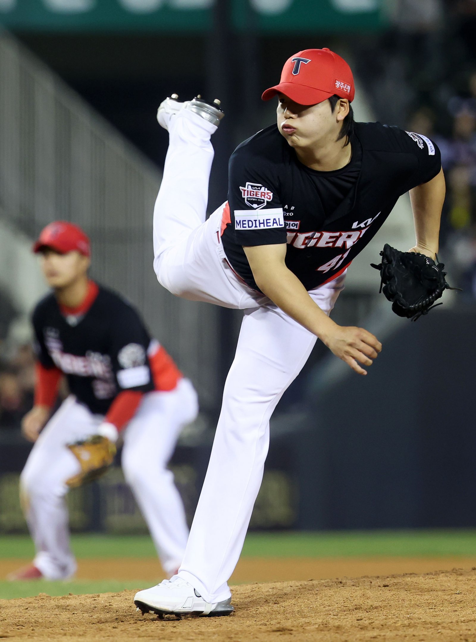 KIA 황동하는 5월 불의의 교통사고로 요추가 골절되는 큰 부상을 당했지만, 착실히 재활한 덕분에 라이브피칭이 가능한 몸상태를 회복했다. 이범호 KIA 감독은 황동하가 “올 시즌 안에 1군에서 1이닝 정도는 던질 수 있도록 만들어보겠다”고 힘을 실어줬다. 뉴시스