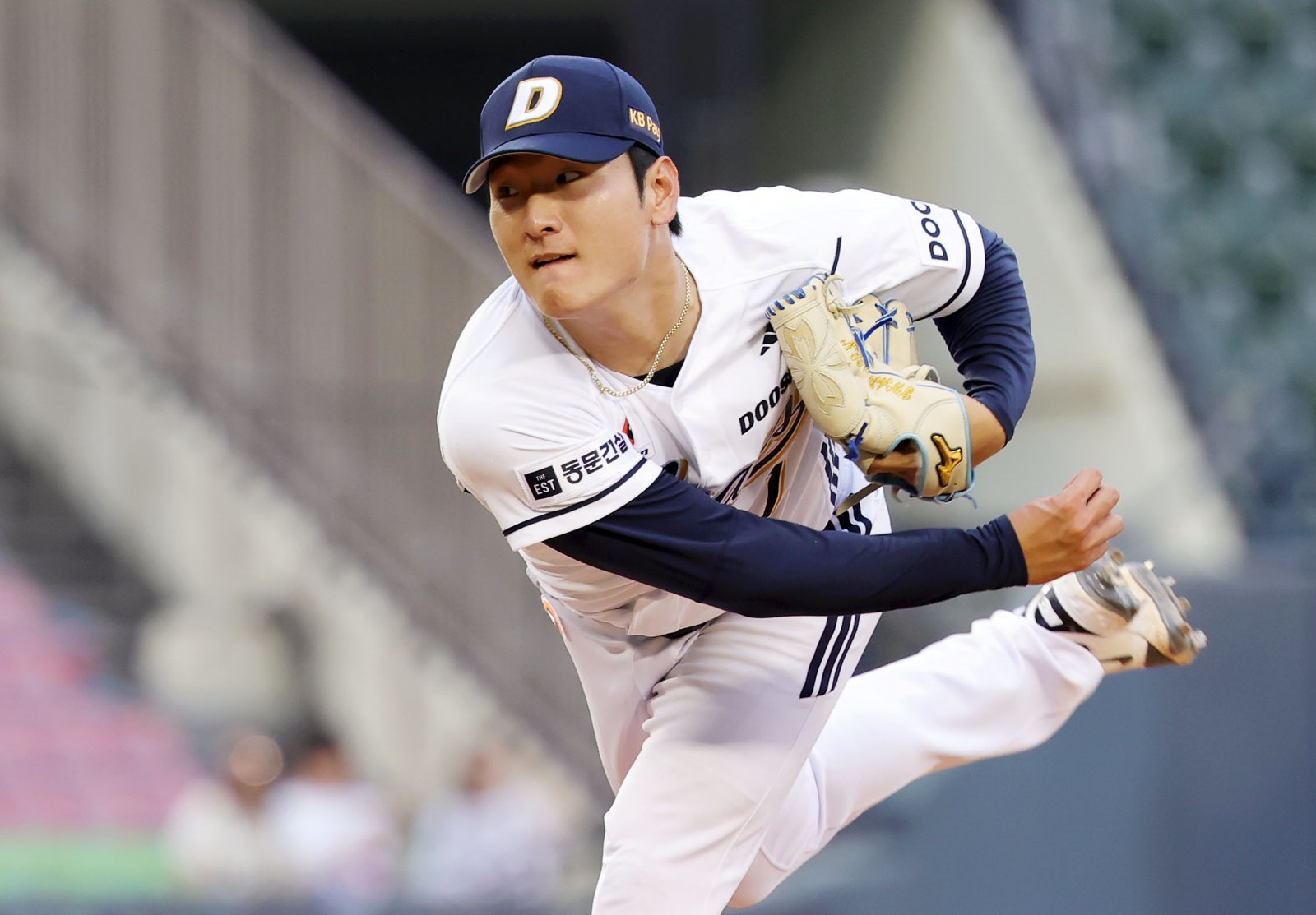 두산 곽빈은 데뷔 이후 최고의 구위를 가지고 있지만, 후반기 9경기에서 ERA 4.82로 부진하다. 그에게는 상대를 효과적으로 제압할 수 있는 피칭 디자인이 필요하다.｜뉴시스