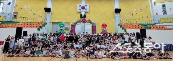 의성군 아동돌봄시설 연합 체육대회가 끝난 후 단체 기념촬영을 하고 있는 모습. 사진제공ㅣ의성군