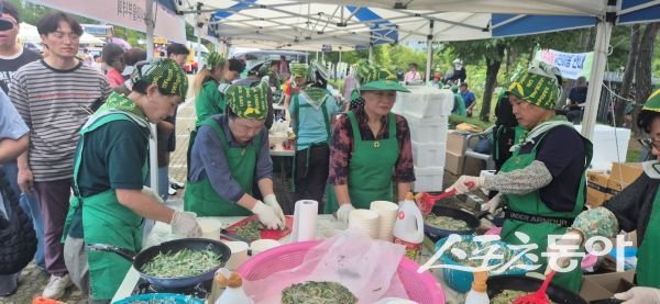 김천시 새마을회원들이 지난 6일 ‘김천 새마을환경 페스타’에서 파전을 만들고 있는 모습. 사진제공ㅣ김천시