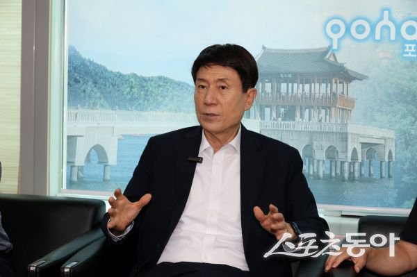 이강덕 포항시장이 10일 시청 브리핑룸에서 이달 초 미국과 유럽 방문 성과를 설명하며 포항 철강산업과 지역경제 살리기 위한 모든 노력을 다하겠다고 말하고 있는 모습. 사진제공ㅣ포항시