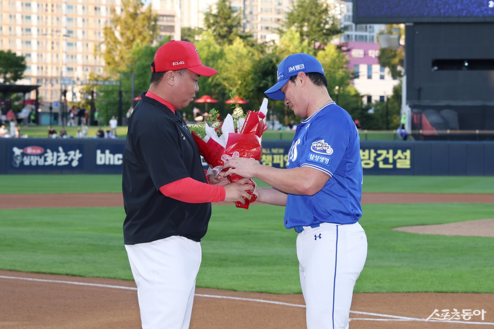 오승환(오른쪽)이 10일 광주 KIA전에 앞서 열린 은퇴 투어 행사에서 KIA 이범호 감독에게 꽃다발을 전달받고 있다. 사진제공｜KIA 타이거즈
