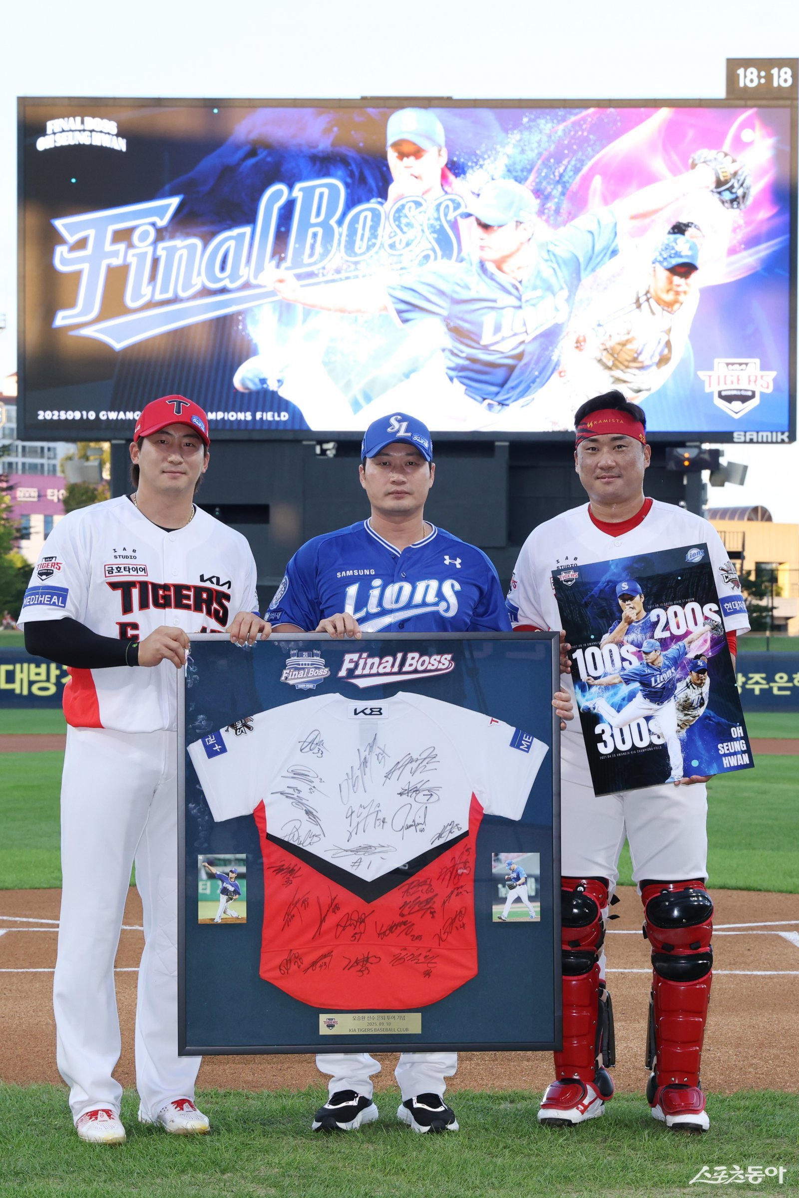 오승환(가운데)이 10일 광주 KIA전에 앞서 열린 은퇴 투어 행사에서 KIA 주장 나성범(왼쪽), 포수 김태군과 기념촬영을 하고 있다. 사진제공｜KIA 타이거즈