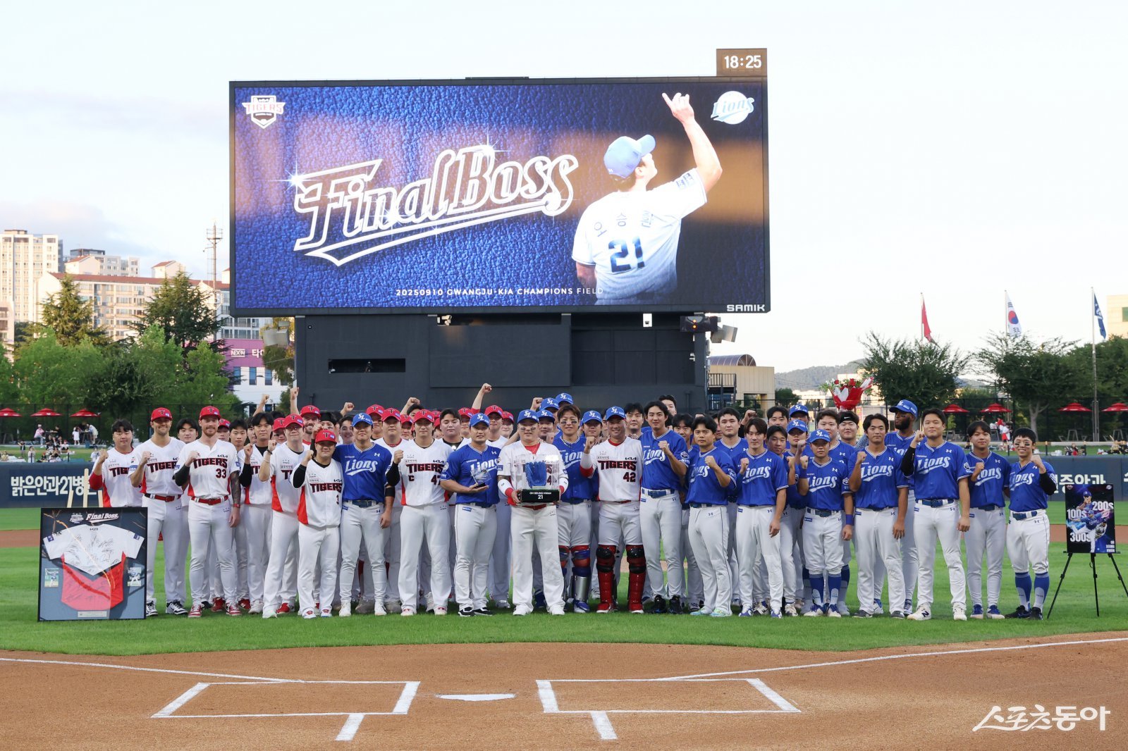 오승환(가운데)이 10일 광주 KIA전에 앞서 열린 은퇴 투어 행사에서 기념촬영을 하고 있다. 삼성 모자를 쓰고 감사패를 들고 있는 최형우(오승환 오른쪽)의 모습이 눈에 띈다. 사진제공｜KIA 타이거즈