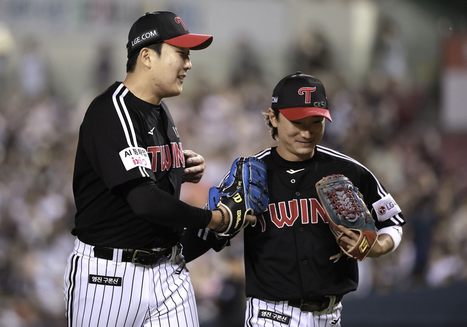 LG 손주영(왼쪽)은 10일 잠실 두산과 원정경기에서 선발등판해 7이닝 3실점 QS+ 투구로 시즌 10승(6패)을 챙겼다. 팀은 손주영의 두자릿수 승리 달성으로 1997년 이후 28년 만에 10승 투수 4명을 보유하게 됐다. 잠실｜뉴시스