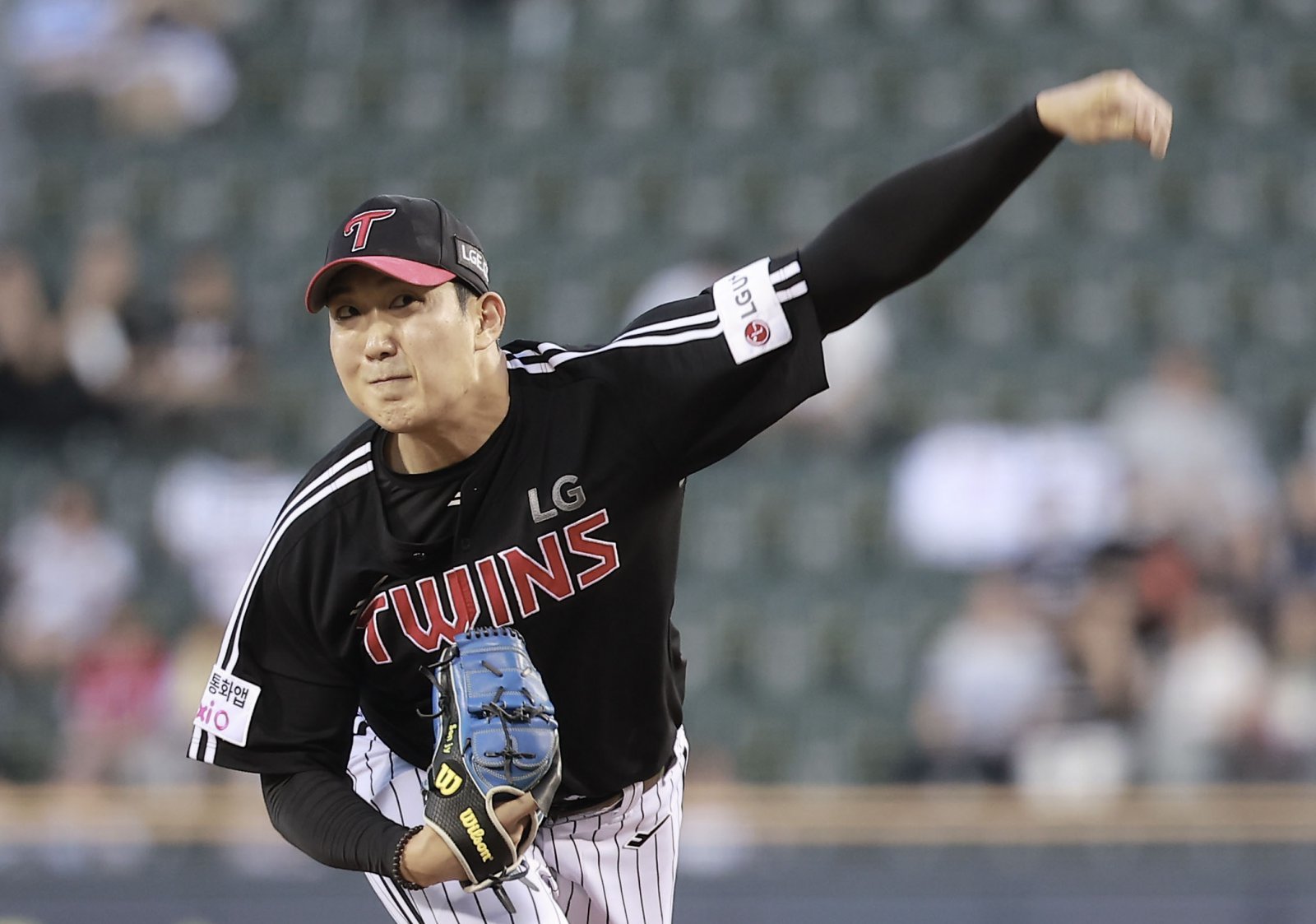 LG 손주영은 10일 잠실 두산과 원정경기에서 선발등판해 7이닝 3실점 QS+ 투구로 시즌 10승(6패)을 챙겼다. 팀은 손주영의 두자릿수 승리 달성으로 1997년 이후 28년 만에 10승 투수 4명을 보유하게 됐다. 잠실｜뉴시스