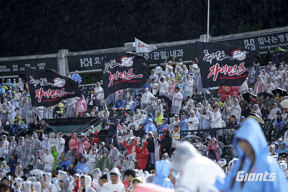 롯데 팬들이 9일 사직구장에서 열린 한화전 도중 비를 맞으며 응원하고 있다. 사진제공|롯데 자이언츠