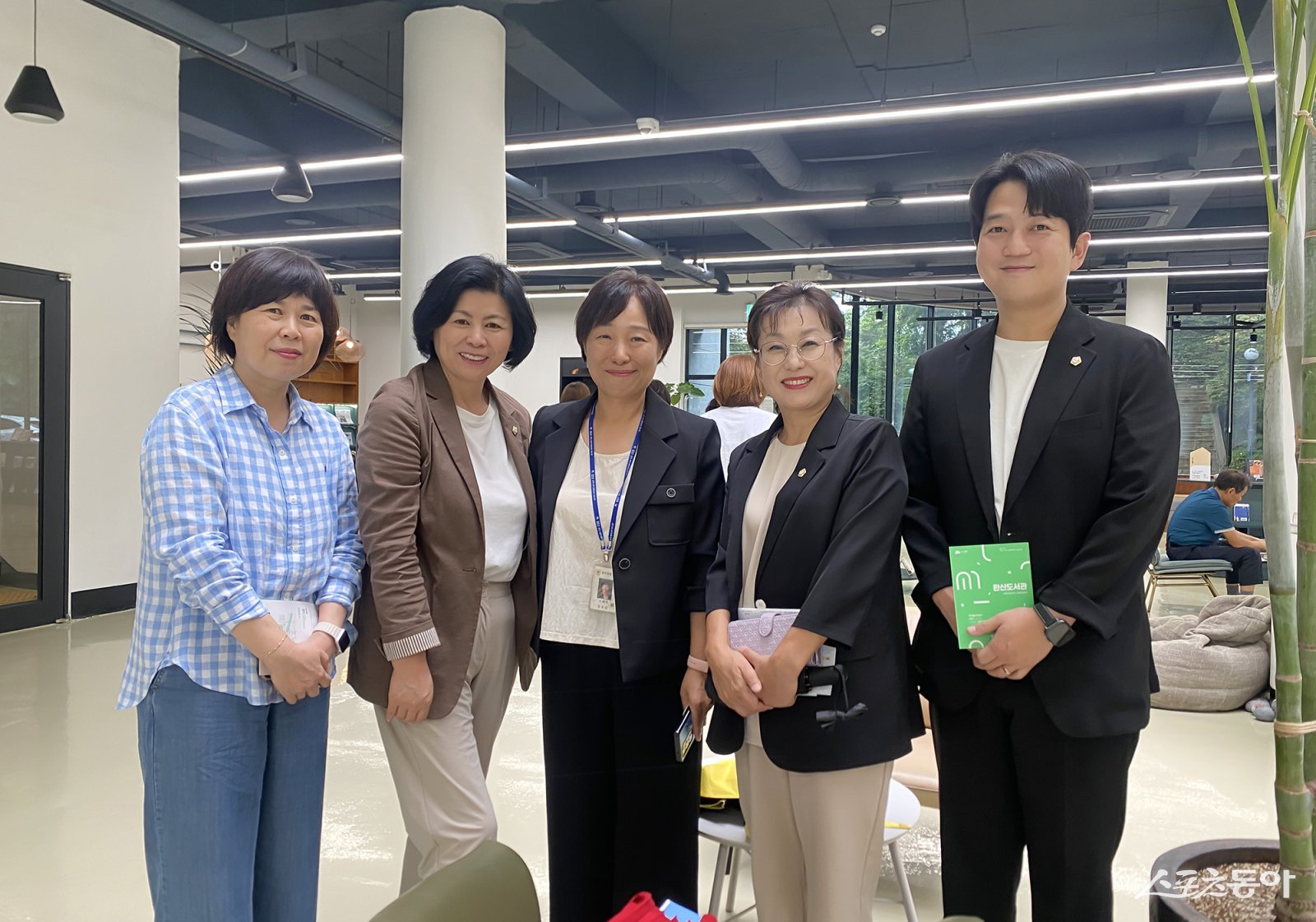 의원들이 전주 완산도서관 관계자와 기념촬영을 하고 있다. 사진제공｜시흥시의회