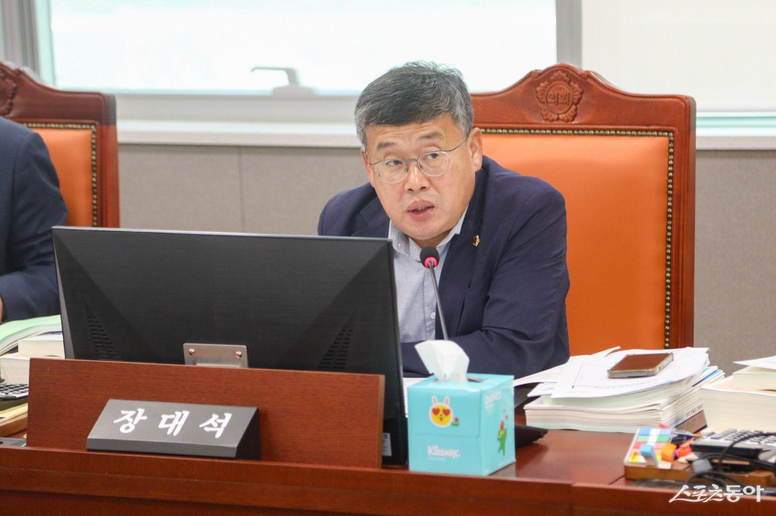 경기도의회 장대석 의원(더불어민주당, 시흥2)은 제386회 임시회 안전행정위원회 2025년도 제2회 추가경정예산안 심사에서 금고 출연금 감액 문제와 취득세 세입 추계 오류를 지적하며 공공자금 운용의 투명성 강화를 촉구했다. 사진제공|경기도의회