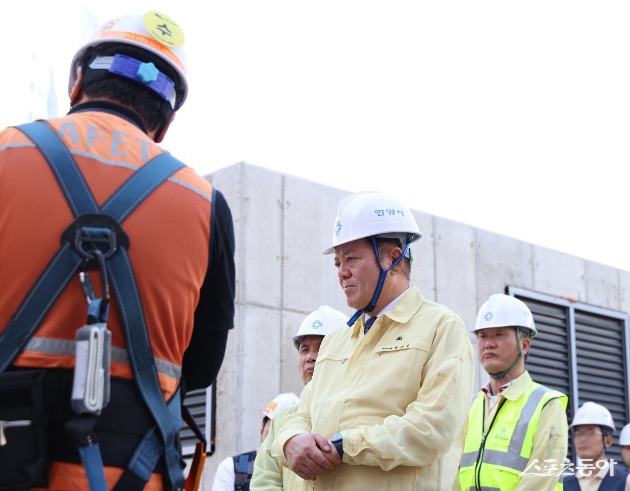 최대호 안양시장이 건설현장 안전전검을 위해 지난 10일 오전 호계동 범내지구 주택건설사업 현장을 방문했다. 사진제공｜안양시