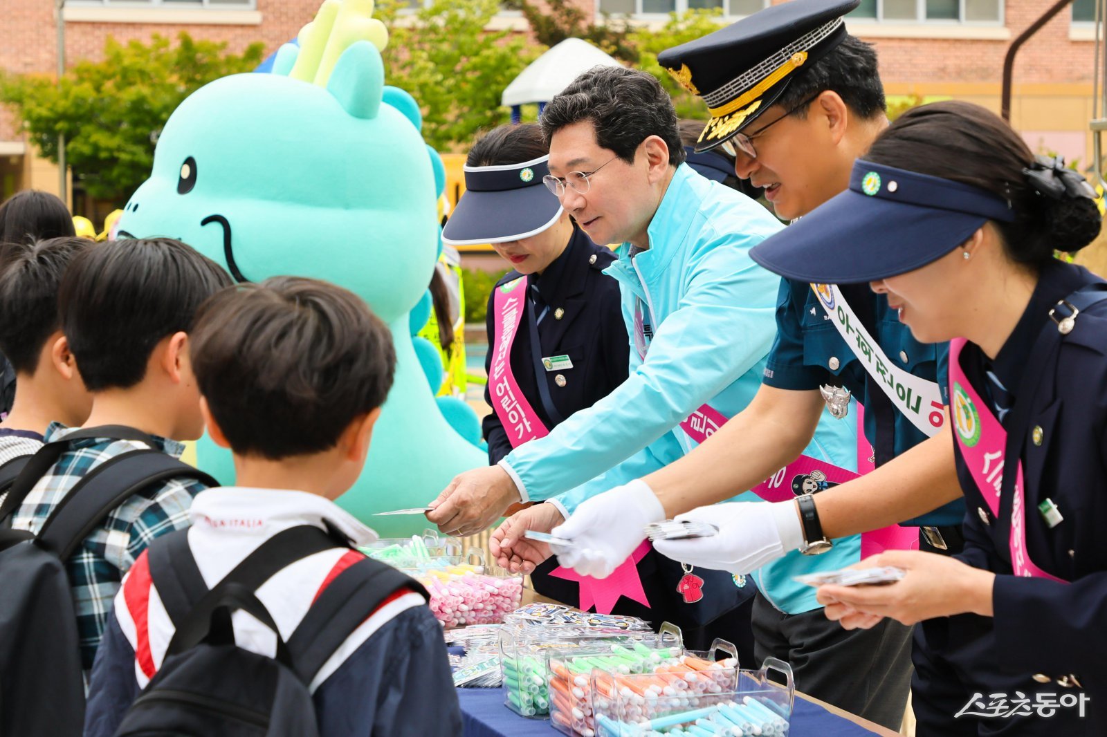 이상일 용인특례시장이 지난 9일 처인구 남사읍에 있는 남곡초등학교에서 교통안전 캠페인에 참여했다. 사진제공|용인시