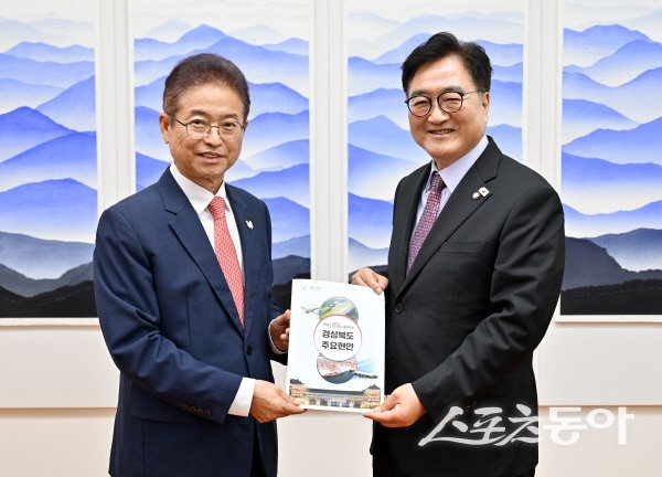 이철우 경북도지사(왼쪽)가 우원식 국회의장에게 주요 현안을 설명하고 지원을 요청했다. 사진제공 ㅣ 경북도