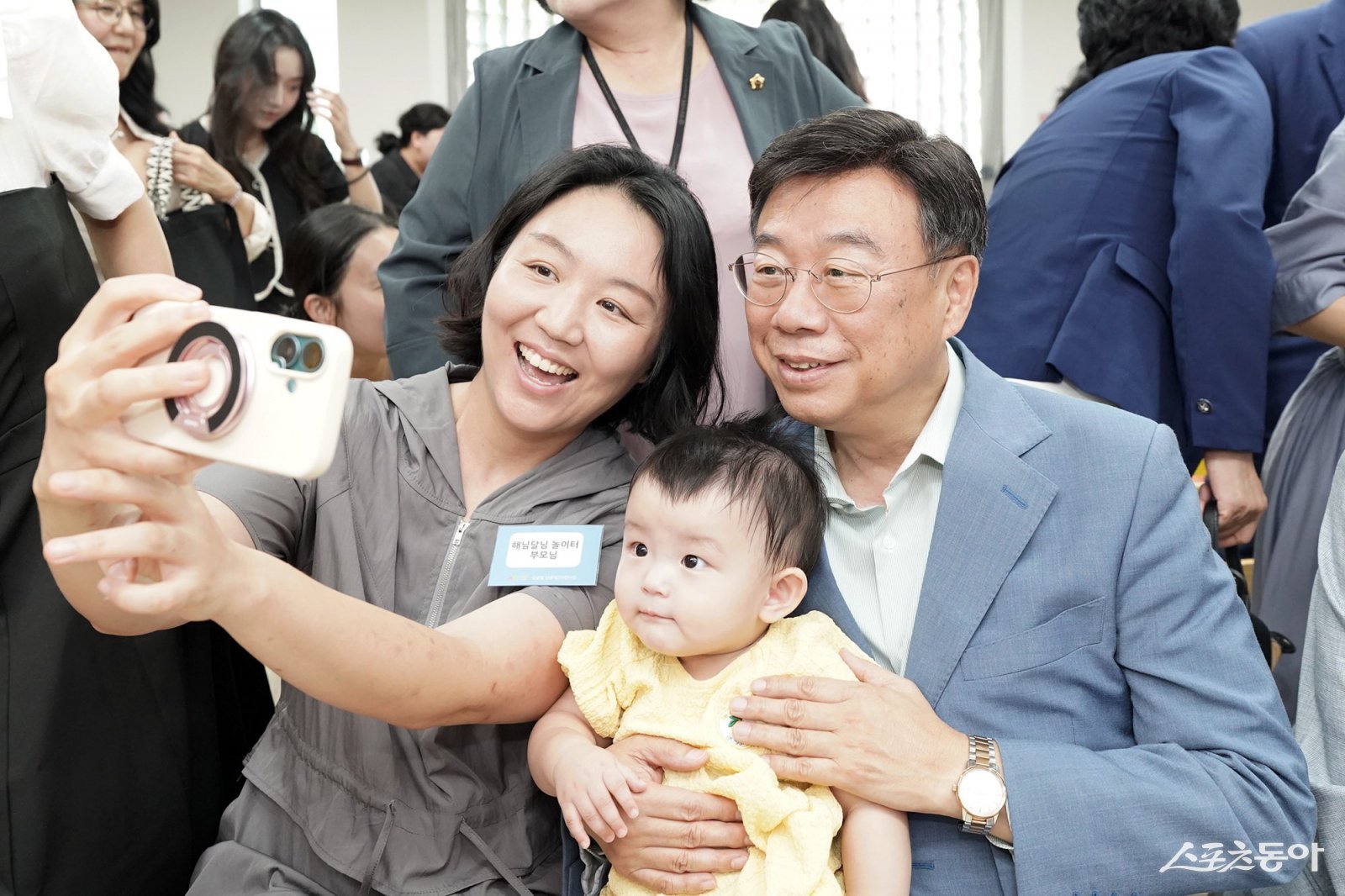 신상진 시장(오른쪽)은 10일 신흥제2어린이집에서 기념 촬영하고 있다. 사진제공ㅣ성남시