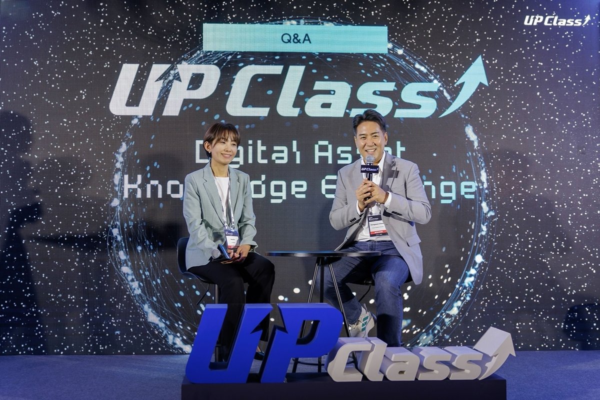 청년 대상 ‘업클래스’에서 질의응답 세션을 진행하고 있는 고란 ‘알고란’ 대표(왼쪽)와 뇌과학자 장동선 박사. 사진제공|두나무