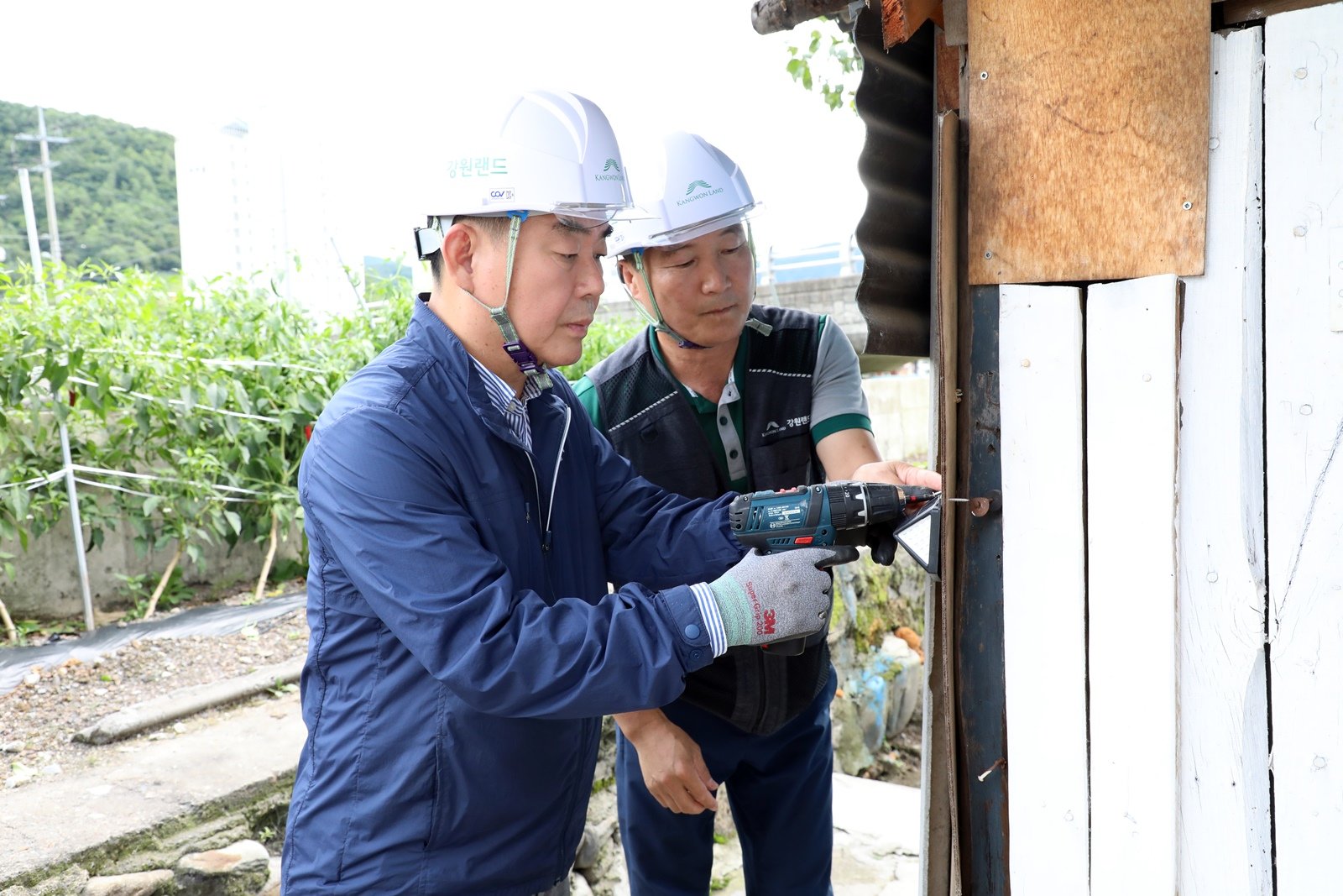 ‘찾아가는 안전지원 서비스’로 안전 취약가구를 방문한 최철규 대표이사직무대행(왼쪽)