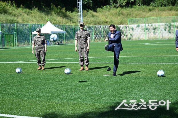 백경현 시장이 시구식을 하고 있다. 사진제공ㅣ구리시 