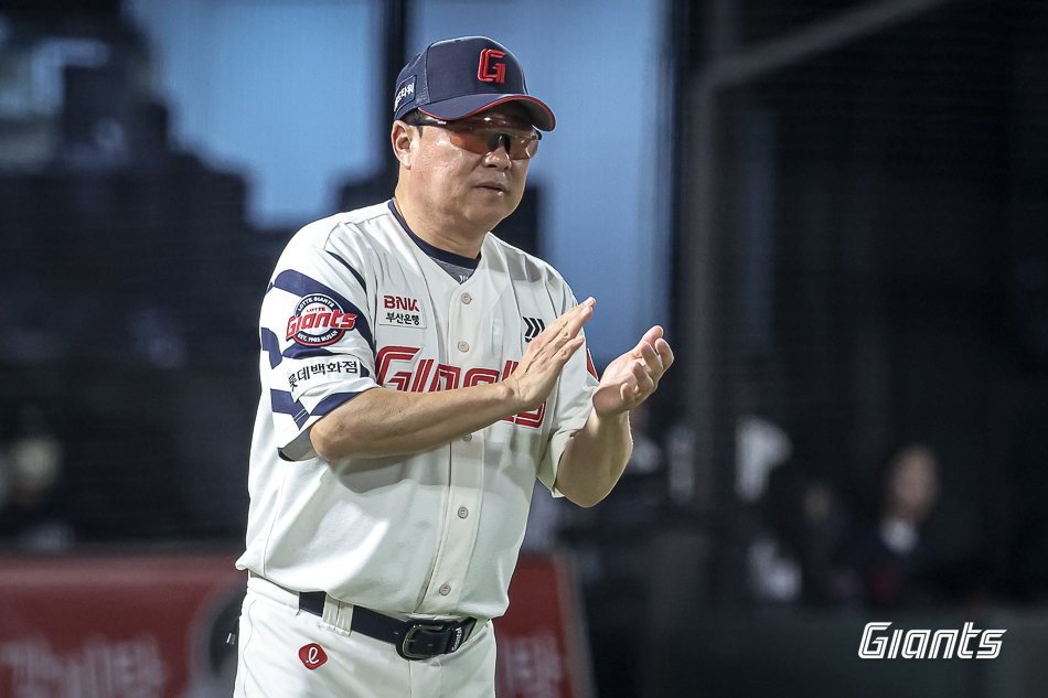 롯데가 구단 역대 단일시즌 최다관중 신기록을 세웠다. 8년 만의 가을야구 진출이 최고의 보답이 될 수 있다. 김태형 롯데 감독이 선수들을 격려하고 있다. 사진제공|롯데 자이언츠