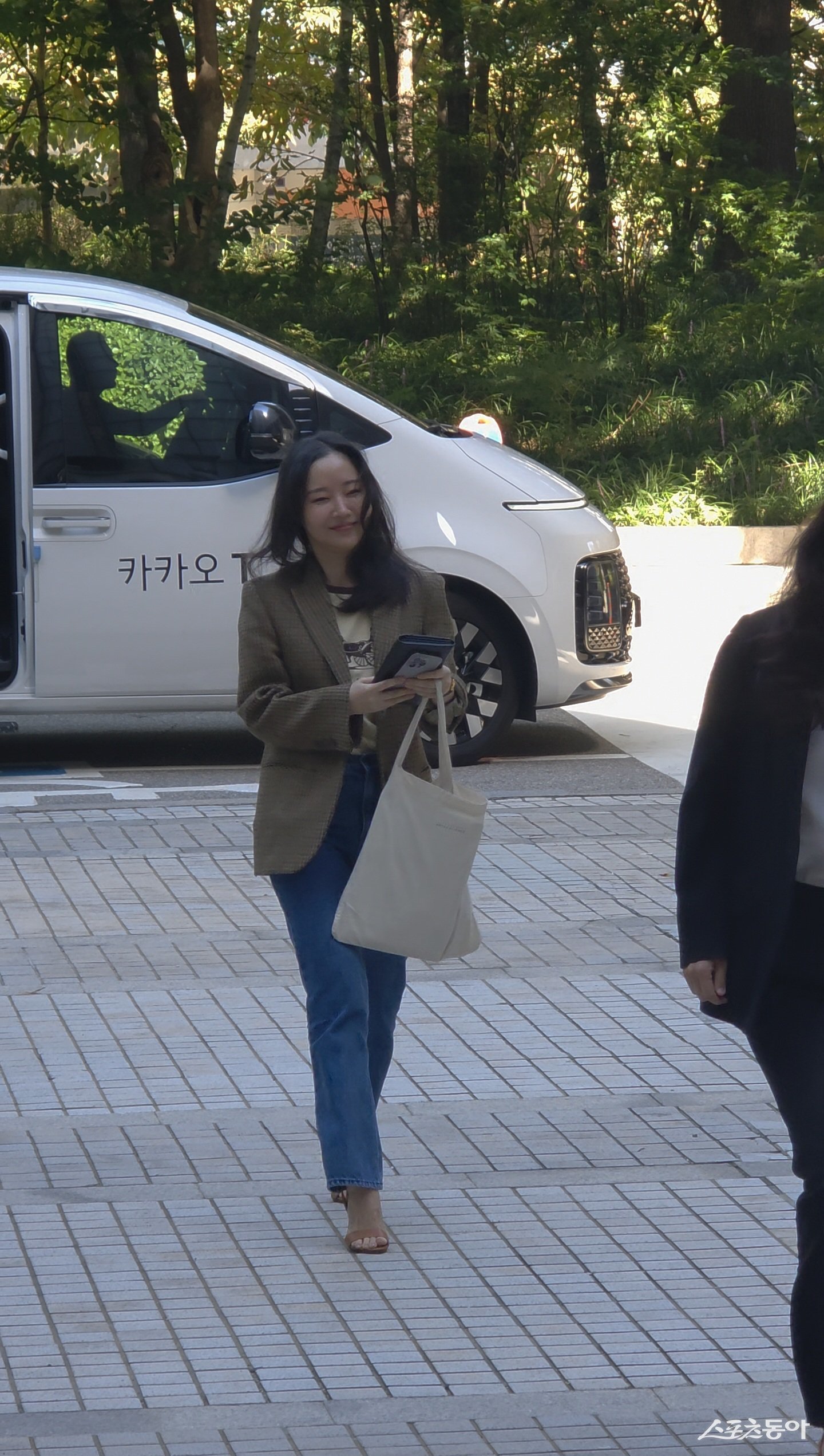 이날 민희진 룩에서 가장 두드러진 부분은 ‘흰색 에코 백’이었다. 에코 백과는 미스 매치인 민희진 답지 않은 ‘옥의 티’도 발견됐다. 30도를 웃도는 한낮 무더위가 무색하게 재킷을 입고 있었고 명품 브랜드 셀린느(CELINE)의 티셔츠도 ‘부득불’ 드러났다.   양주연 기자 juyeon@donga.com