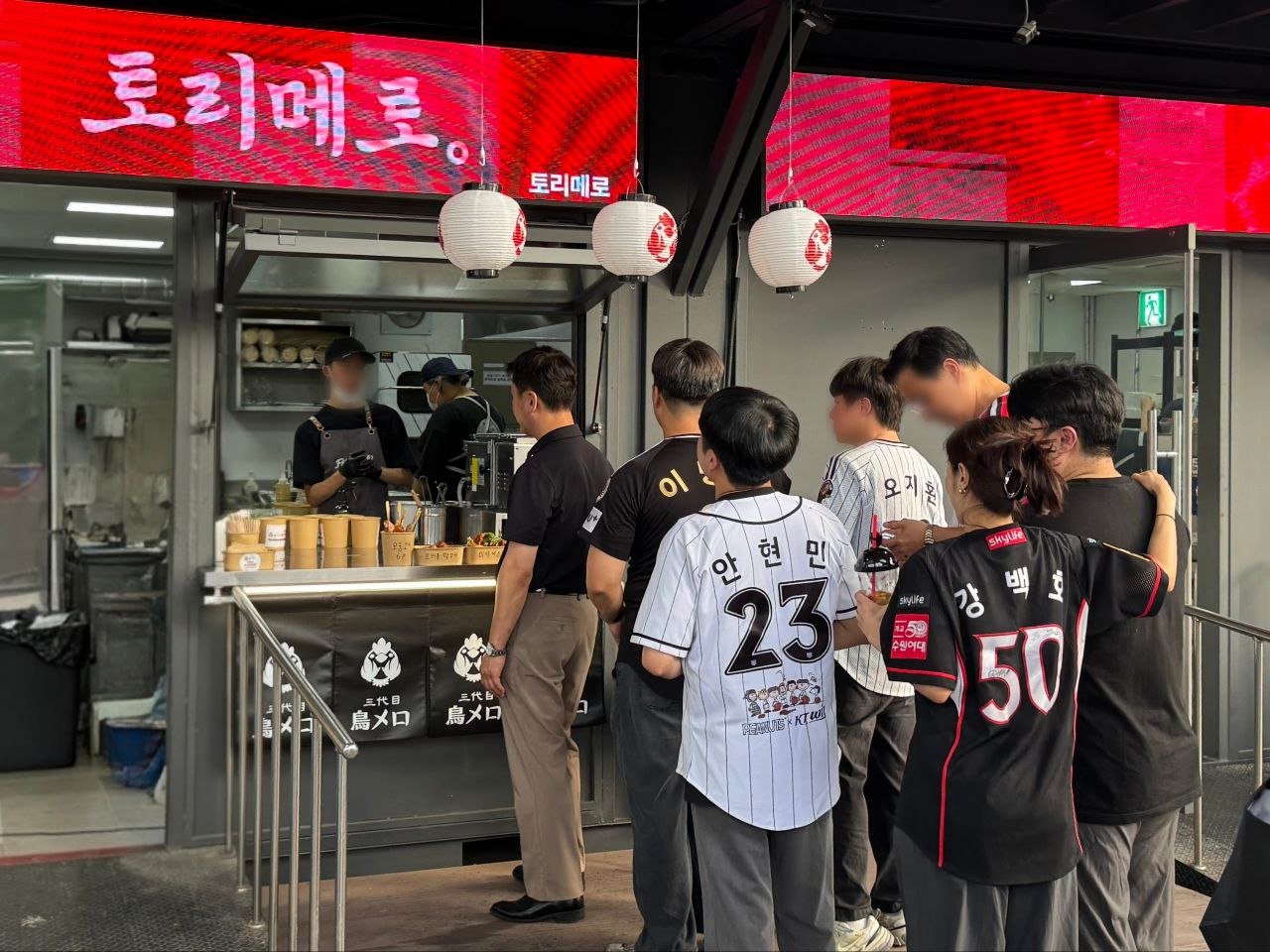 수원 KT위즈파크 내 ‘토리메로’ 매장을 찾은 야구팬들. 사진제공｜제너시스BBQ