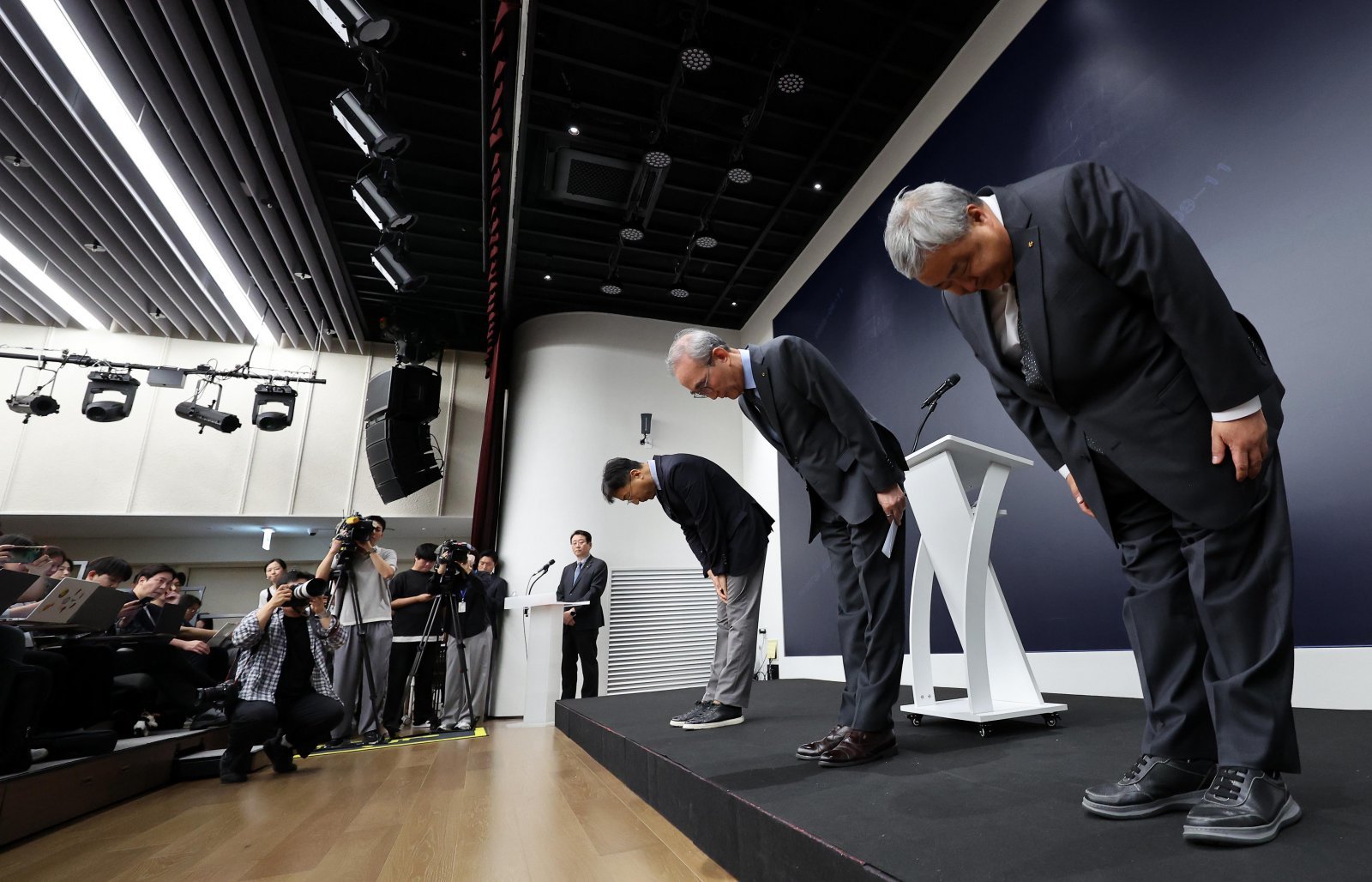 김영섭 KT 대표이사 등 KT 임원들이 11일 서울 종로구 KT 광화문빌딩 웨스트 사옥에서 소액결제 피해 관련 기자 브리핑에 앞서 고개 숙여 사과하고 있다. 왼쪽부터 서창석 KT 네트워크부문장, 김 대표이사, 이현석 KT 고객부문장. 뉴시스