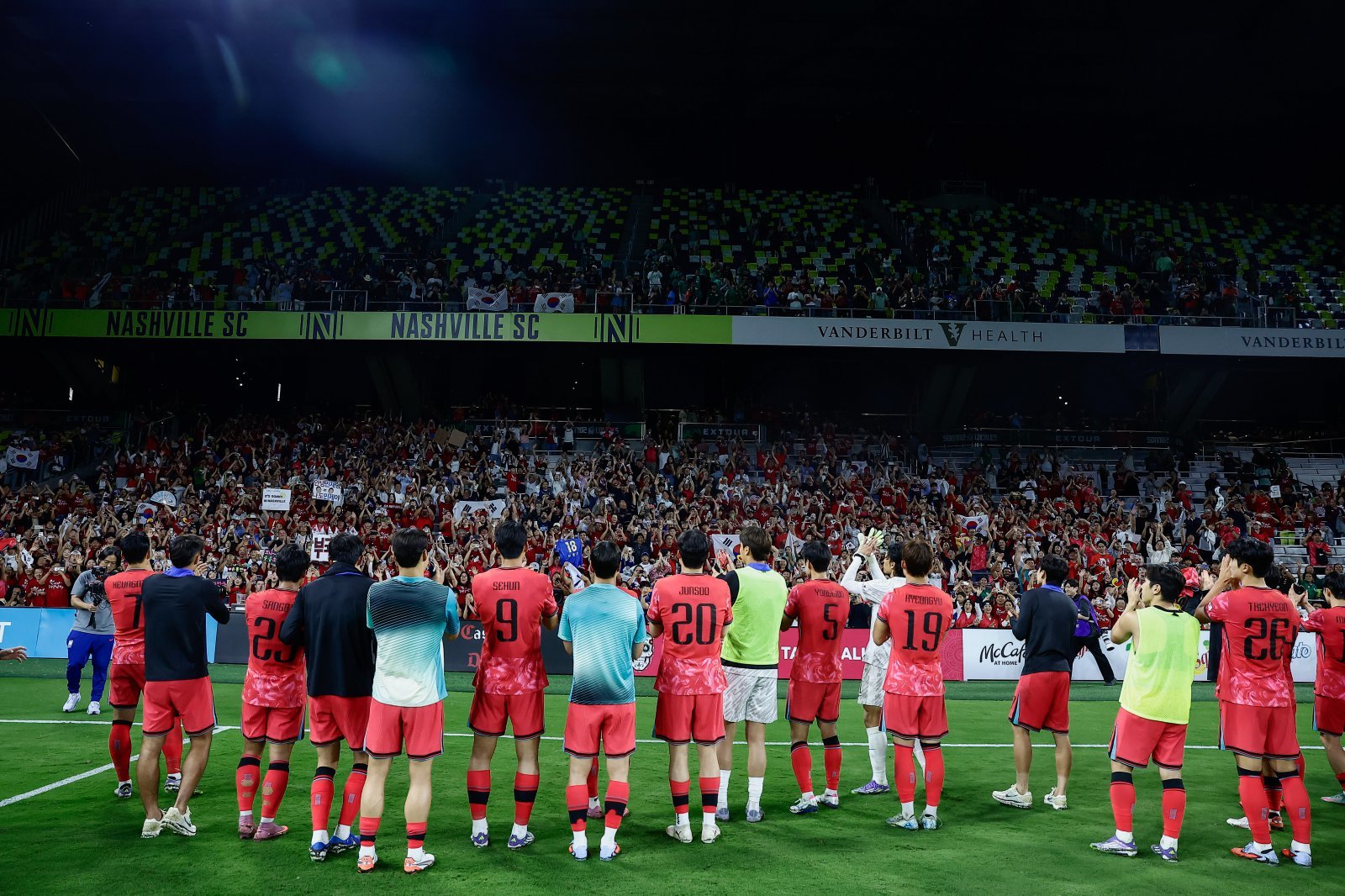 태극전사들이 10일(한국시간) 미국 내슈빌의 지오디스파크에서 열린 멕시코 평가전을 마친 뒤 팬들에게 다가가 감사를 전하고 있다. 사진제공｜대한축구협회
