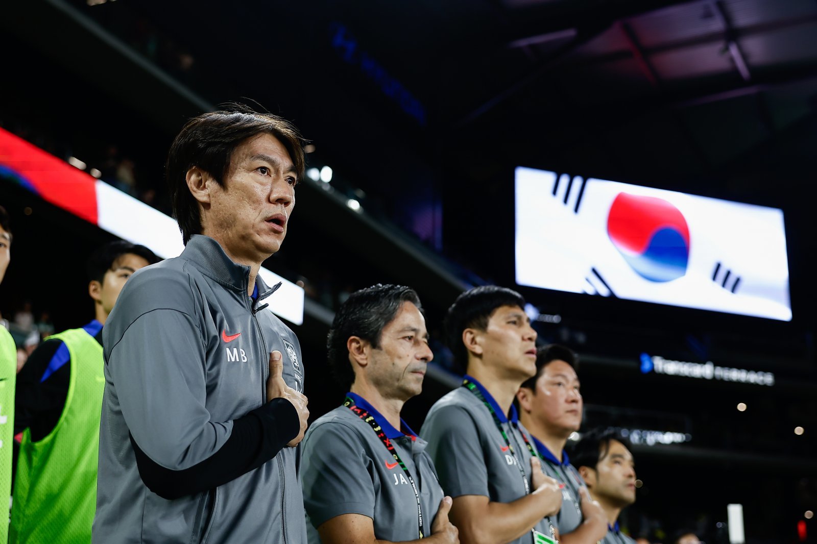 홍명보 감독 등 축구대표팀 코칭스태프가 10일(한국시간) 미국 내슈빌의 지오디스파크에서 열린 멕시코 평가전 킥오프에 앞서 애국가를 부르고 있다. 사진제공｜대한축구협회