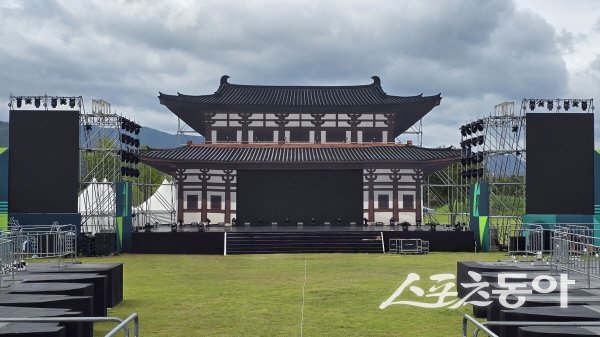 ‘2025 세계유산축전 경주역사유적지구’가 열리는 경주 대릉원 동편 쪽샘지구 메인 무대. 사진제공 ㅣ 경주시