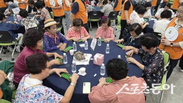 구미시가 지난 9일 새마을운동테마공원 글로벌관에서 개최한 ‘제4회 구미시 어르신 주산경기대회’에서 어르신들이 경합하고 있는 모습. 사진제공ㅣ구미시