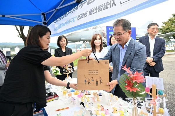 군위군이 10일 ‘대구자활별별순회장터’를 운영해 김진열 군수가 물건을 구매하고 있는 모습. 사진제공ㅣ군위