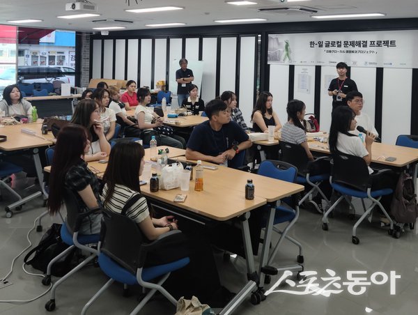 ‘한-일 글로컬 문제해결 프로젝트’에 참가한 학생들이 토론를 하고 있는 모습. 사진제공ㅣ의성