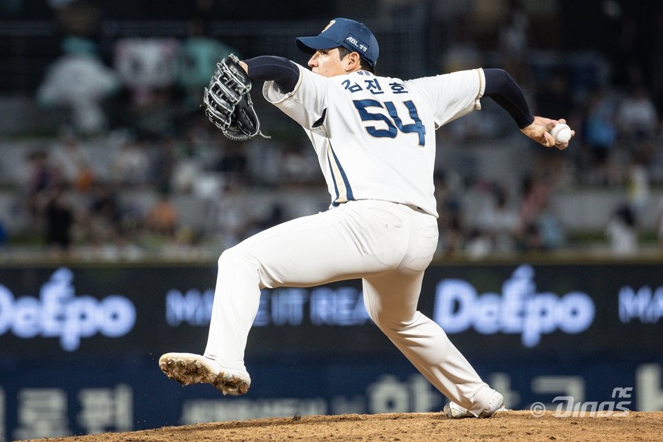 NC 김진호는 임시 마무리 투수로 보직을 바꾸면서 목표로 했던 20홀드 달성이 힘들어졌다. 하지만 팀을 위해 헌신하는 마음가짐은 그대로다.|NC 다이노스