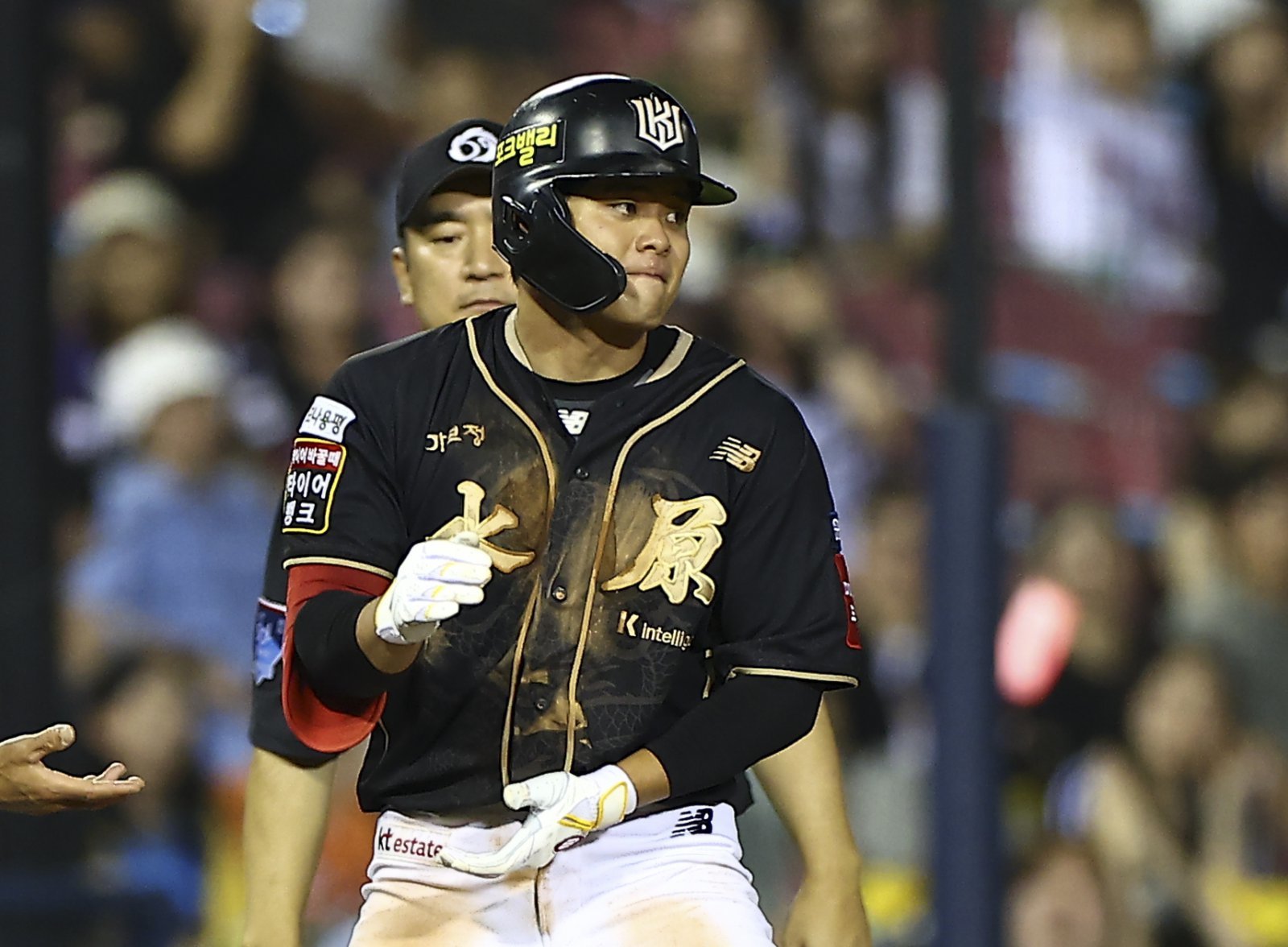 KT 권동진이 11일 잠실구장에서 열린 LG전 8회초 역전 결승 2타점 3루타를 친 뒤 기뻐하고 있다. KT는 권동진의 활약에 힘입어 LG를 6-4로 꺾고 4위를 수성했다. 잠실｜뉴시스