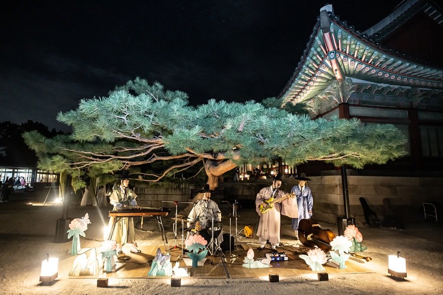‘궁중문화축전’ 10주년을 기념해 경복궁에서 열린 한복 퍼레이드 ‘한복 연향’. 사진제공ㅣ국가유산진흥원