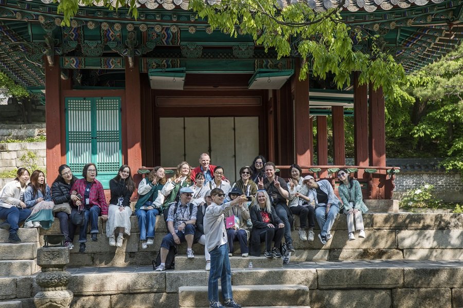 창덕궁 후원 해설 프로그램에 참여 중인 외국인들. 사진제공ㅣ국가유산진흥원