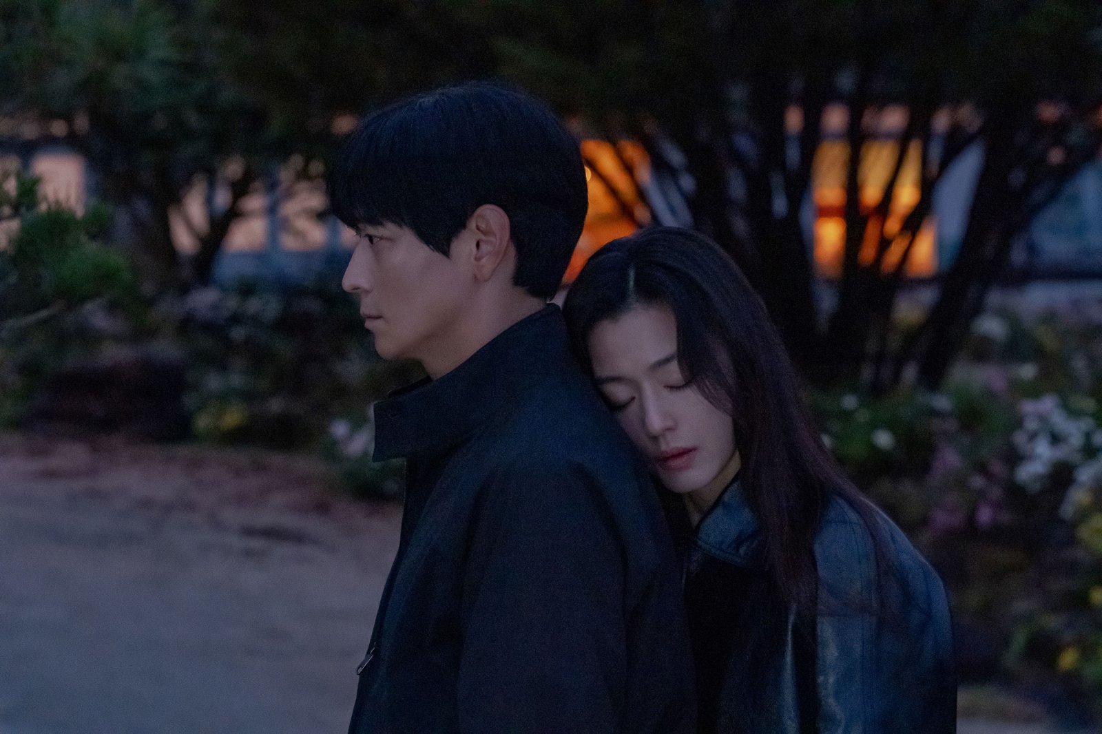 첩보 스릴러 외 ‘북극성’의 중심축은 대통령에 출마하는 문주(전지현)와 국적불문의 비밀 요원 산호(강동원)의 ‘어른 멜로’다. 두 배우는 서스펜스 속에서 피어나는 로맨스를 섬세하게 그려낸다. 사진제공 | 월트 디즈니 컴퍼니 코리아